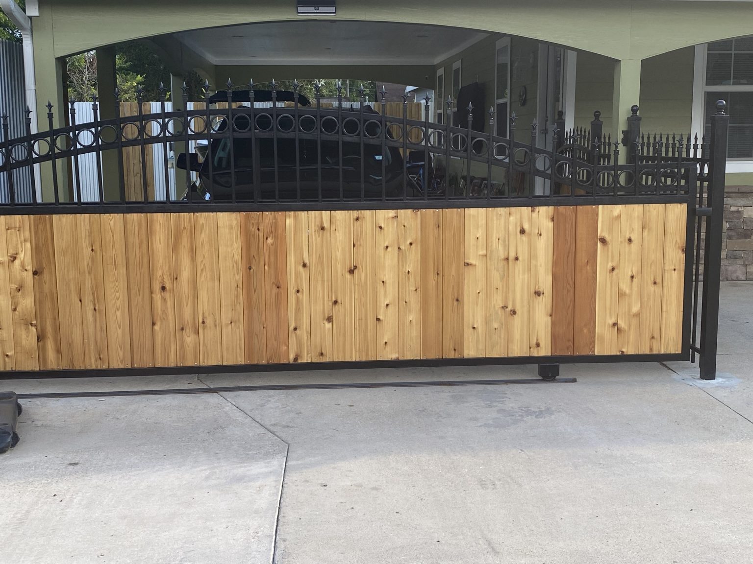 custom-ornamental-steel-fence-orange-tx-pony-wall