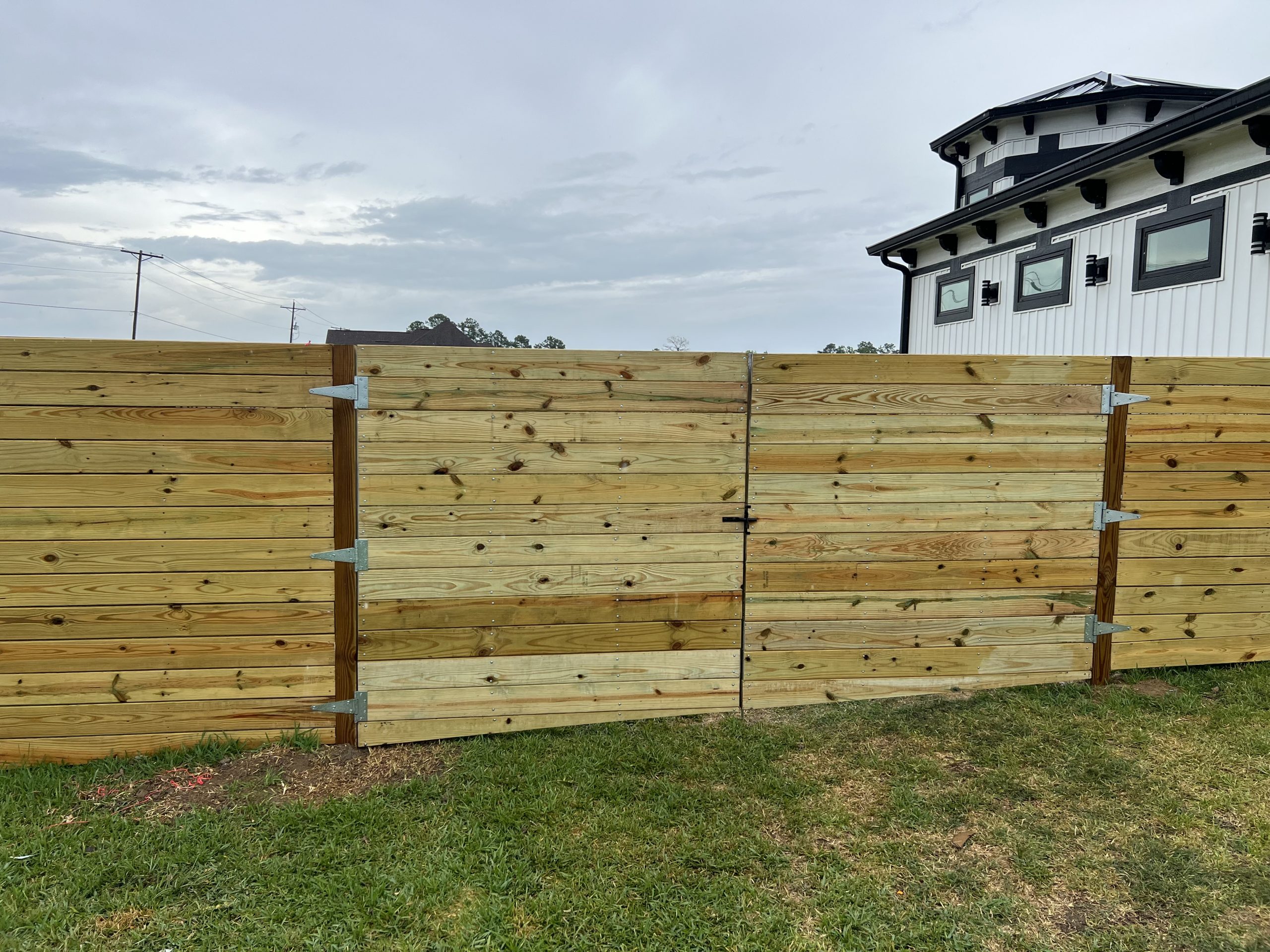 residential-wood-privacy-fence-with-gate-4